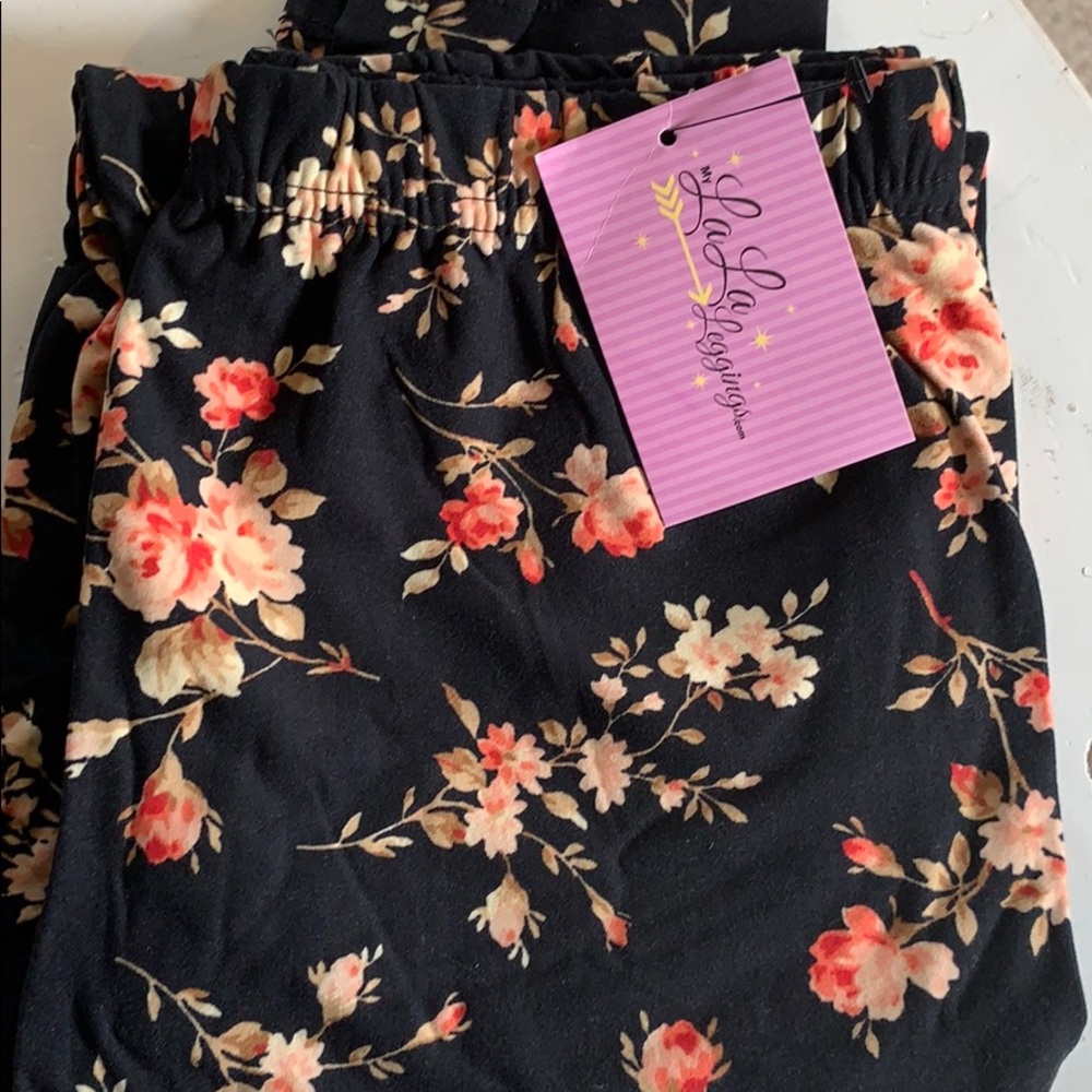 Leggings - black with cream pink floral